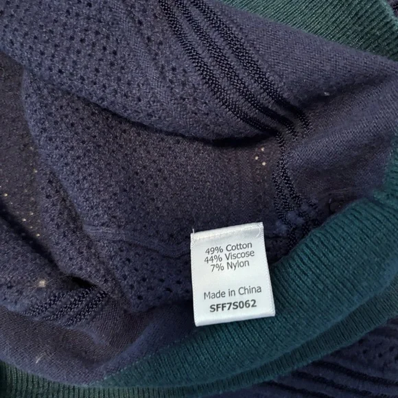 sweater size medium - Picture 5 of 5